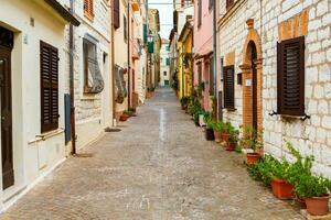 Sirolo ist ein malerisch Stadt, Dorf gelegen entlang das adriatic Küste im das marche Region von Italien. bekannt zum es ist atemberaubend Strände, klar Blau Gewässer, und charmant historisch Center. foto