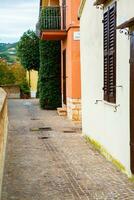 Sirolo ist ein malerisch Stadt, Dorf gelegen entlang das adriatic Küste im das marche Region von Italien. bekannt zum es ist atemberaubend Strände, klar Blau Gewässer, und charmant historisch Center. foto