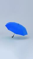geöffnet Blau Regenschirm auf Blau hintergrund.konzept von korporativ Sicherheit. foto