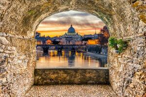 Felsen Balkon mit Blick auf Heilige Peters Kirche beim Sonnenuntergang, Rom, Italien foto