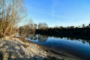 ein Fluss mit Bäume und Sand auf das Ufer foto