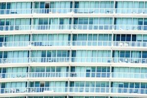 ein groß Gebäude mit viele Fenster und Balkone foto