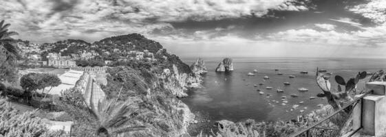 Aussicht Über Yachthafen piccola und Faraglioni, ikonisch Sehenswürdigkeiten, Capri, Italien foto