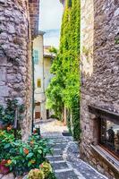 spazieren in den malerischen straßen von saint-paul-de-vence, cote d'azur, frankreich foto