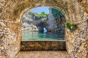 Felsen Balkon mit Blick auf ein natürlich Schwimmbad im Sorrent, Neapel, Italien foto