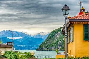 szenisch Aussicht Über See como von Varenna Stadt, Italien foto