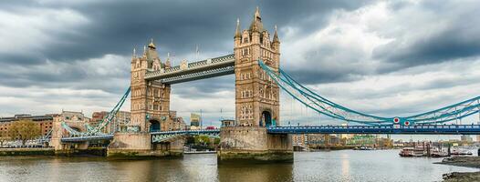 das ikonisch Turm Brücke, historisch Wahrzeichen im London, England, Vereinigtes Königreich foto