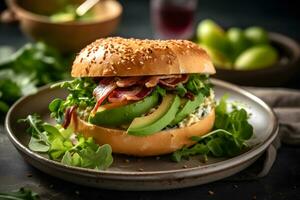 frisch Bagel mit Speck, Avocado und Grün Salat auf Platte, schließen oben auf dunkel Hintergrund. ai generativ foto