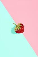 frisch rot Erdbeere isoliert auf rosa-mint Hintergrund foto