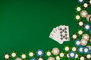 Poker. Banner Vorlage Layout Attrappe, Lehrmodell, Simulation zum online Kasino. Grün Tisch, oben Aussicht auf Arbeitsplatz. foto