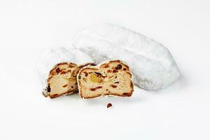 ganze und geschnitten Mini Marzipan Stollen mit Nüsse und getrocknet Obst beschichtet mit pulverisiert Zucker foto