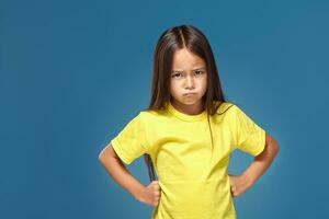 wütend wenig Kind zeigen Frustration und Uneinigkeit foto