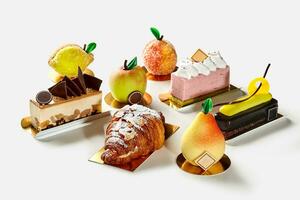 gebacken Obst geformt Gebäck, Mousse und Schokolade Kuchen Scheiben, Puff Croissant auf Weiß Hintergrund foto