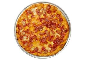 oben Aussicht von Peperoni Pizza Witz Wurst, Tomate Soße, geschmolzen Mozzarella isoliert auf Weiß foto