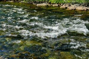 Felsen in der Nähe von ein Fluss foto