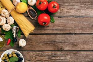 Pasta und Zutaten auf hölzern Hintergrund mit Kopieren Raum. oben Sicht. Vegetarier Essen, gesund oder Kochen Konzept. foto