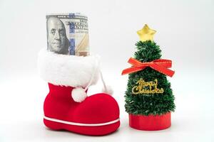 Dollar mit Stiefel von Santa claus auf Weiß Hintergrund. fröhlich Weihnachten und glücklich Neu Jahr Konzept. Weihnachten Hintergrund. Kopieren Raum. foto