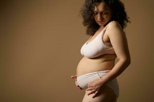 Körper positiv Frau Mutter im Unterwäsche, mit postnatal nackt Bauch mit Mängel strecken Markierungen wenige Tage nach Geburt foto