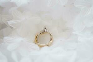 elegant Hochzeit Ring auf Blumen- Hintergrund foto