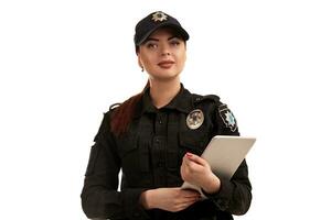 Nahansicht Porträt von ein weiblich Polizei Offizier ist posieren zum das Kamera isoliert auf Weiß Hintergrund. foto