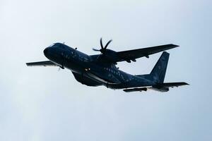 Polieren Luft Macht Airbus casa c295 Transport Flugzeug fliegend. Luftfahrt und Militär- Flugzeug. foto