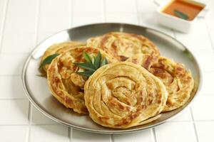 Roti canai oder Paratha eben Brot foto