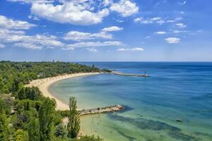 ein schön Antenne Aussicht zu euxinograd Bucht von das Ufer. Warna, Bulgarien foto