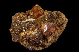 Makro Mineral Stein Grossular, Granat, Epidot auf ein schwarz Hintergrund foto