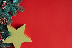 Weihnachten Komposition von Kiefer Zapfen, Fichte Geäst und Stapel von Geschenk Kisten auf rot Hintergrund foto
