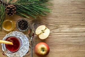 Glühwein mit Gewürzen auf hölzernem Hintergrund foto