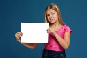 Porträt von bezaubernd emotional wenig Mädchen auf Blau Hintergrund foto