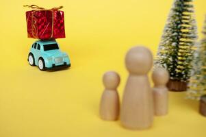 Spielzeug Auto tragen Geschenk während auf ein Reise zurück Zuhause zum Weihnachten. Weihnachten und Urlaub Konzept foto