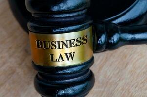 Geschäft Gesetz Text graviert auf Hammer. Geschäft Gesetz und legal Konzept foto