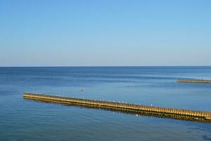 Selenogradsk, Kaliningrad Region, Wellenbrecher im das baltisch Meer foto