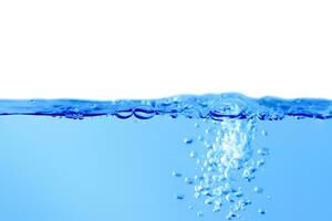Blau Wasser Oberfläche mit spritzt und Luftblasen auf Weiß Hintergrund. foto