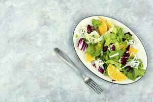 Salat mit frisch Grüns und orange. foto