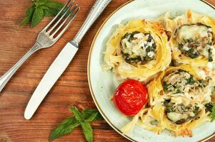 Fettuccine Pasta Nester und Fleischklößchen. foto