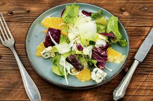 Salat mit frisch Grüner Salat und orange. foto