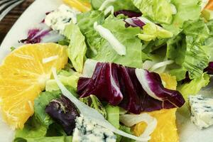 Salat mit Grüns und Orangen, gesund Essen. foto