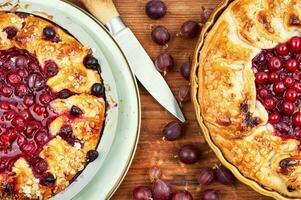 öffnen Sommer- Kuchen mit Beeren. foto