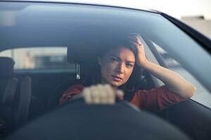 deprimiert jung Frau Treiber Sitzung Innerhalb Auto, Gefühl zweifelhaft verwirrt Über schwierig Entscheidung Leiden von persönlich psychologisch Problem, Ausbrennen, Streit brechen oben mit Freund, Leben Krise foto