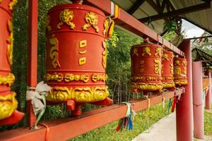 rotierend religiös Elemente zum berühren drehen Spinnen Buddhist Gebet Rad beim Buddhist Kloster. Gebet Räder im Buddhist stupa Tempel. Buddhismus Religion Konzept. foto