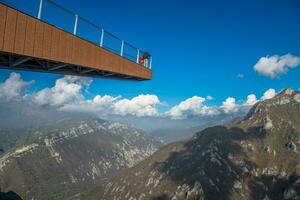 suspendiert Brücke zum Panorama- Ansichten foto