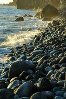 ein felsig Strand mit Wellen und Felsen foto