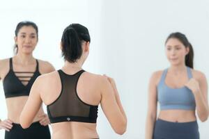 Porträt von ein Gruppe von weiblich und männlich Sportler Stehen zusammen im Fitness Studio foto