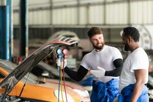 Auto Mechaniker Arbeiten im ein Auto Reparatur Geschäft, inspizieren das Betrieb von das Autos Luft Conditioner und Kältemittel. foto