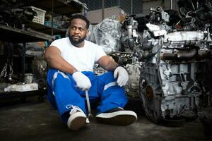 Männer reparieren Auto Motor im Auto Reparatur Geschäft, selektiv Fokus. foto