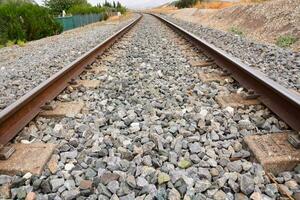 ein Eisenbahn Spur mit Kies und Felsen foto