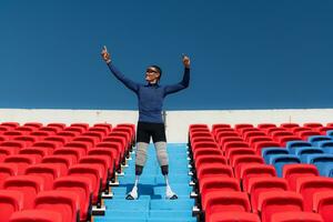 Sportler mit Behinderungen jubeln von das steht im ein Sport Arena. foto