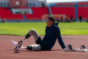 Sportler mit Behinderungen nehmen ein brechen beim das Stadion zwischen Ausbildung Sitzungen. foto